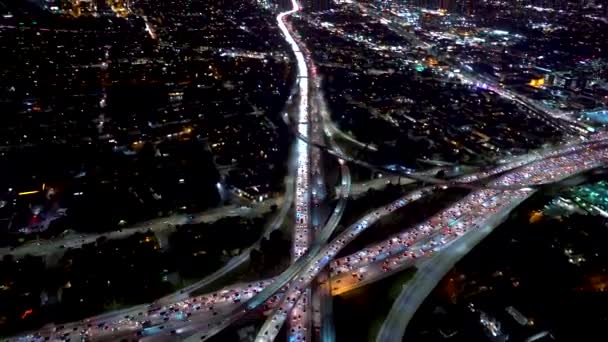 Vista aérea de um enorme cruzamento de rodovias em Los Angeles — Vídeo de Stock