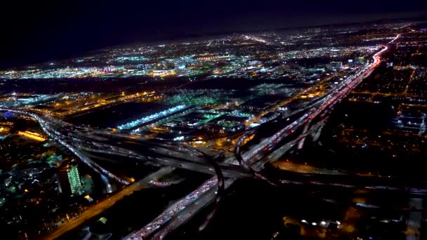 Los Angeles 'ta büyük bir otoyol kavşağının havadan görüntüsü. — Stok video