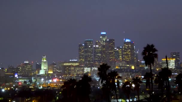 Центр Лос-Анджелеса ночью с пальмами — стоковое видео