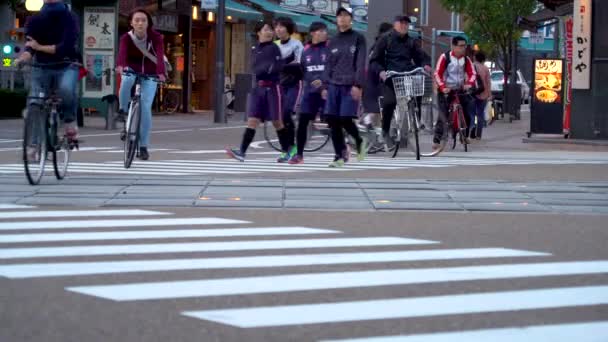 人々 クロス松山の交差点 — ストック動画
