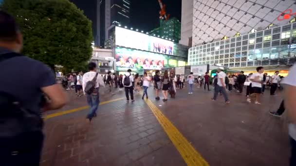 La gente cruza la famosa intersección en Shibuya, Tokio, Japón — Vídeo de stock