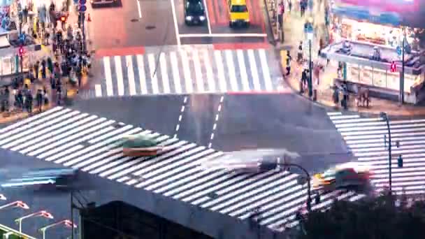 Časosběr ze slavné pěší křižovatku ve čtvrti Shibuya, Tokio — Stock video