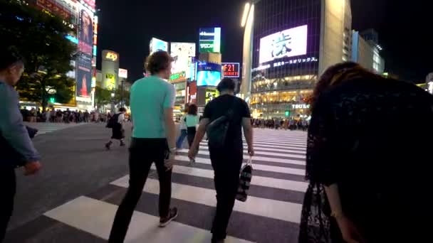 Personer passera berömda korsningen i Shibuya, Tokyo, Japan — Stockvideo