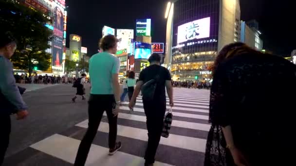 Shibuya, Tokyo, Japonya içinde ünlü kavşak kişi arası — Stok video