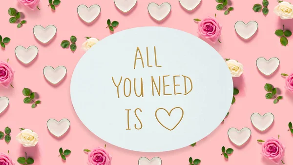 All You Need Is Love meddelande med rosor och hjärtan — Stockfoto