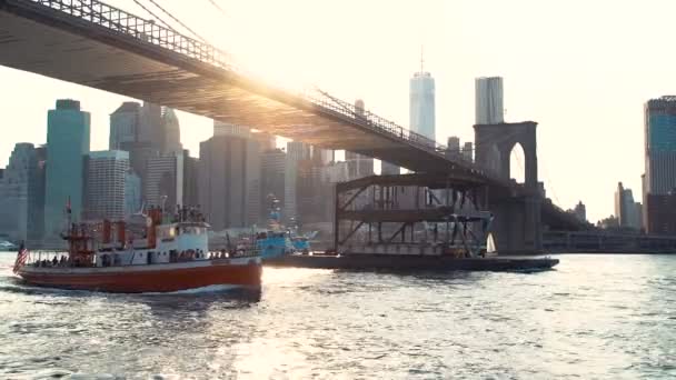 纽约东河的布鲁克林大桥 — 图库视频影像