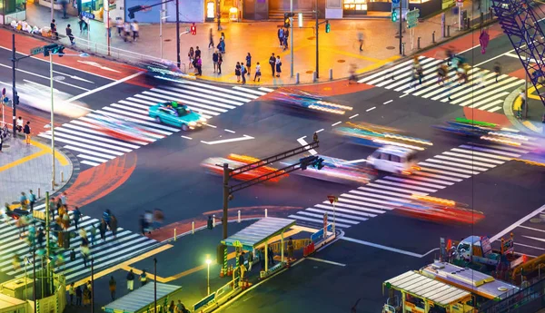 トラフィックが通過東京都渋谷で ntersection — ストック写真