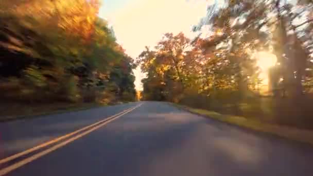 Mit dem Auto durch die Berge — Stockvideo