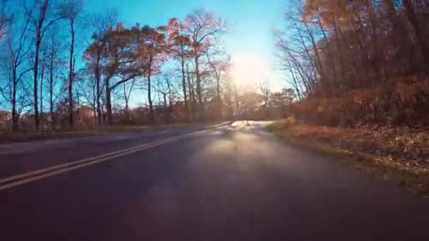POV conduciendo disparó a través de las montañas en otoño — Vídeos de Stock