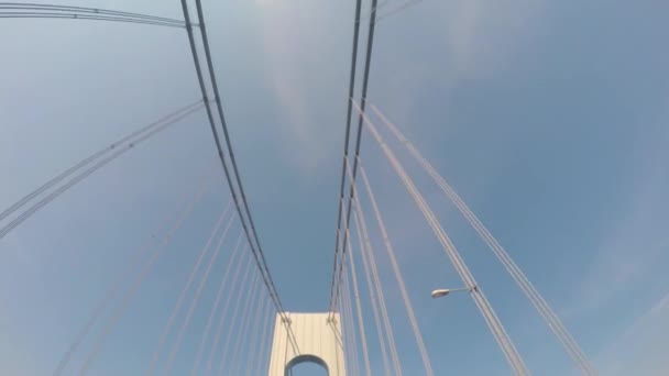 Kijkend naar omhoog de de Verrazano-brug — Stockvideo