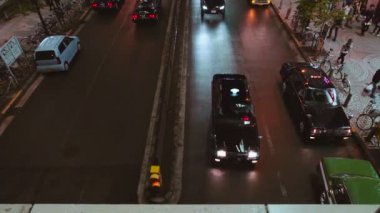 Shinjuku station dışında köprü altında trafikten