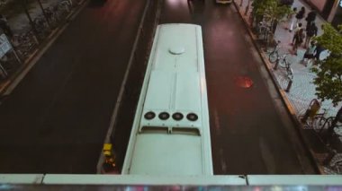 Shinjuku station dışında köprü altında trafikten