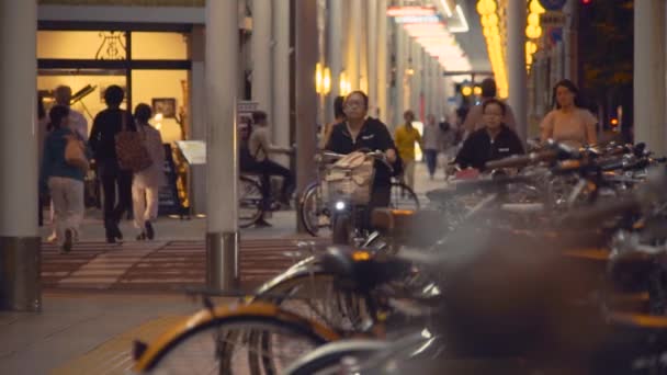 Nő lovagolni a kerékpárt, a járdán, Matsuyama, Japán — Stock videók