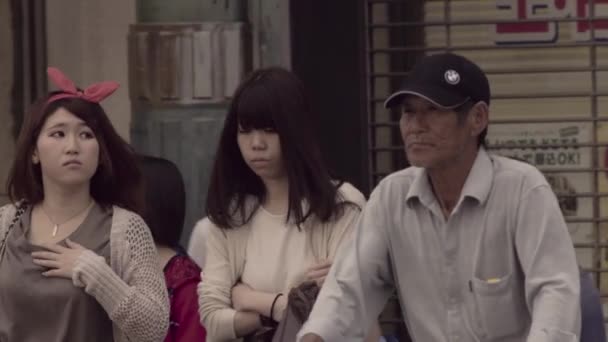 Menschen überqueren eine Kreuzung in matsuyama, Japan — Stockvideo