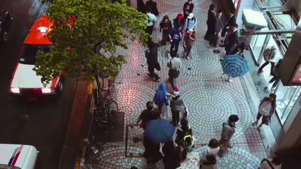 도쿄 신주쿠 역 밖에 서 길을 걸을 사람들 — 비디오