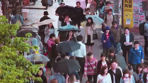 As pessoas descem a rua fora da Estação Shinjuku, Tóquio — Vídeo de Stock