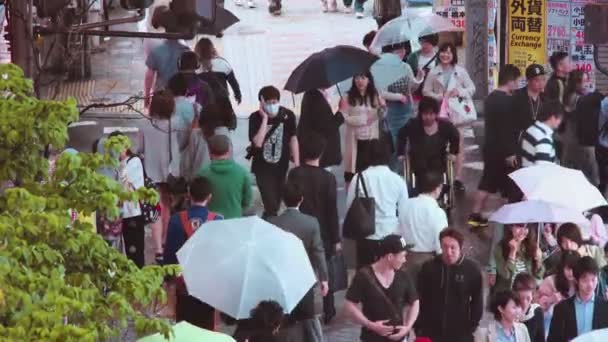 Ludzie chodzą ulicą poza stacji Shinjuku, Tokio — Wideo stockowe