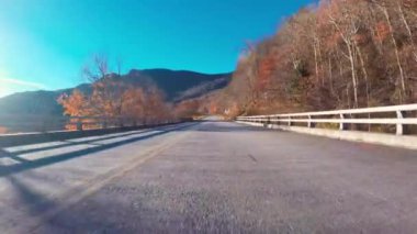 POV sürüş dağlara sonbaharda vurdu