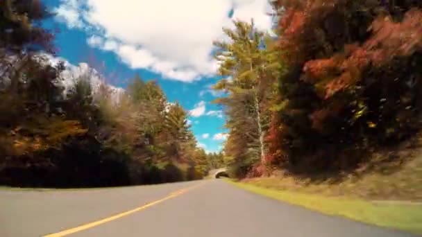POV conduite tourné à travers les montagnes 