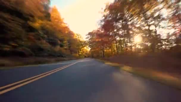 Akční jízdy střelil po horách — Stock video