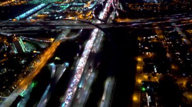 Los Angeles 'ta büyük bir otoyol kavşağının havadan görüntüsü.