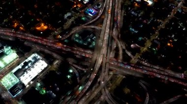 Los Angeles 'ta büyük bir otoyol kavşağının havadan görüntüsü.