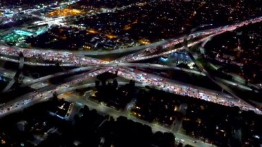 Los Angeles 'ta büyük bir otoyol kavşağının havadan görüntüsü.