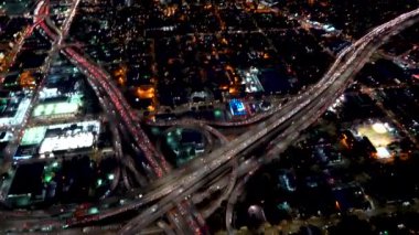 Los Angeles 'ta büyük bir otoyol kavşağının havadan görüntüsü.