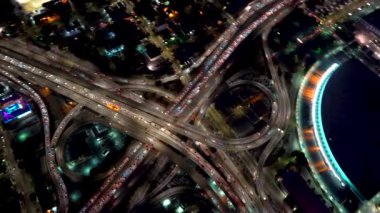 Los Angeles 'ta büyük bir otoyol kavşağının havadan görüntüsü.