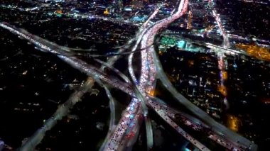 Los Angeles 'ta büyük bir otoyol kavşağının havadan görüntüsü.