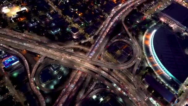 Vista aérea de um enorme cruzamento de rodovias em Los Angeles — Vídeo de Stock