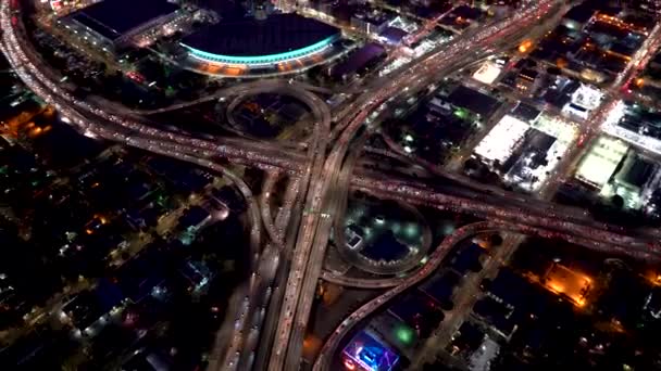 Vista aérea de um enorme cruzamento de rodovias em Los Angeles — Vídeo de Stock