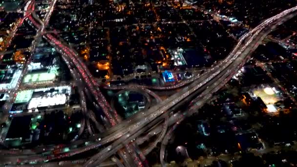 Los Angeles 'ta büyük bir otoyol kavşağının havadan görüntüsü. — Stok video