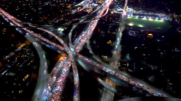 ロサンゼルスの大規模な高速道路の交差点の空中ビュー — ストック動画