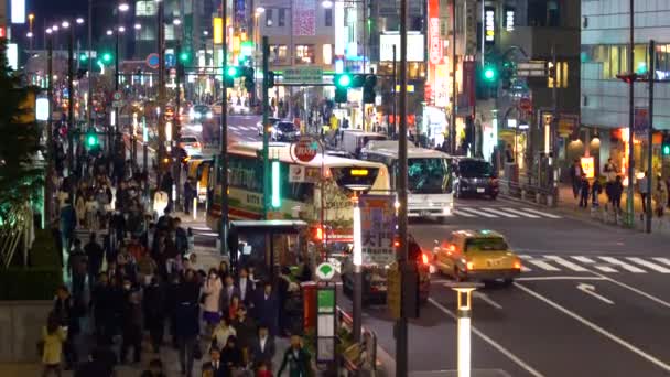 Lidé a provozu mimo Tokio Světové obchodní centrum — Stock video