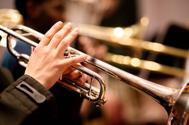 Bir orkestrada gerçekleştirme trompet çalıyor