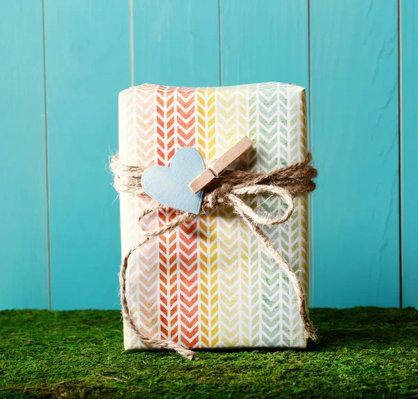 Pequenas caixas de presente com decorações de coração — Fotografia de Stock