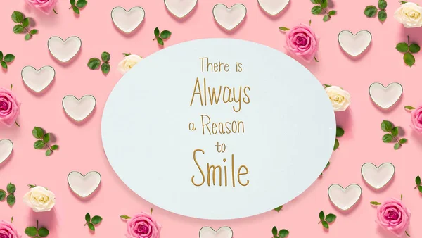Siempre hay una razón para sonreír mensaje con rosas y corazones — Foto de Stock