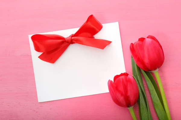 Tulipanes con tarjeta de felicitación — Foto de Stock