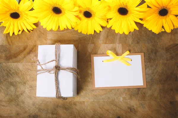 Caixa de presente pequena com flores amarelas — Fotografia de Stock