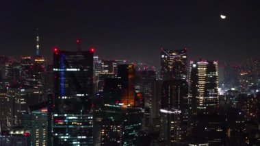 Tokyo gece Roppongi Hills yakınlarında