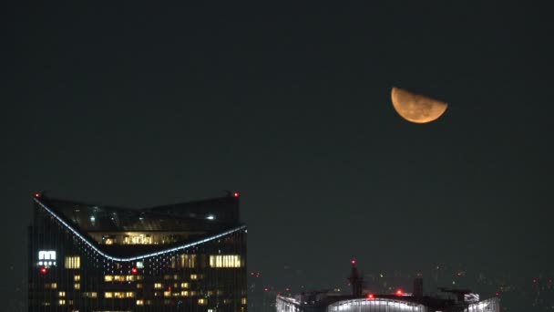 Vista de la luna subiendo por encima de Tokio — Vídeo de stock