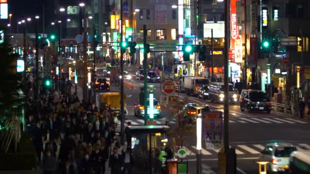 Люди и движение у токийского Всемирного торгового центра — стоковое видео