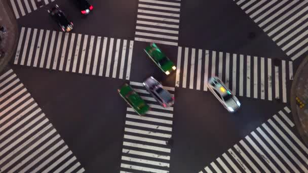 Trafffic passerar en interestion i Ginza, Tokyo — Stockvideo