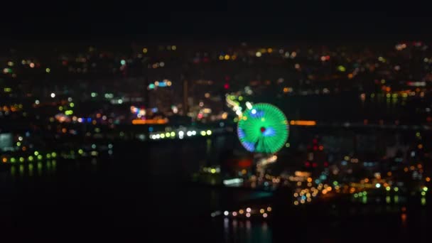 Roda gigante e parque de diversões em Osaka Bay — Vídeo de Stock