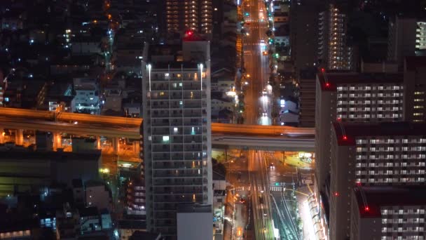 Verkeer kruispunt in Osaka, 's nachts — Stockvideo