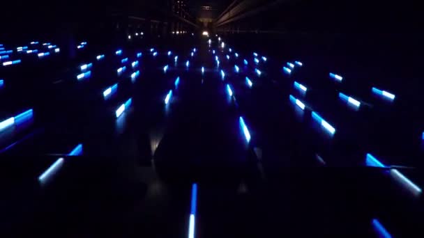 Абстрактные синие огни, движущиеся в пространстве — стоковое видео