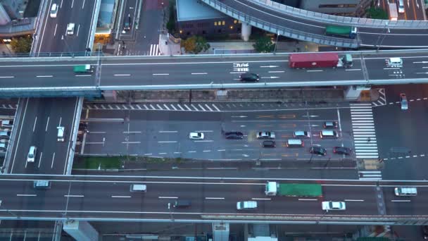 Gran intersección de carreteras en Osaka al atardecer — Vídeo de stock