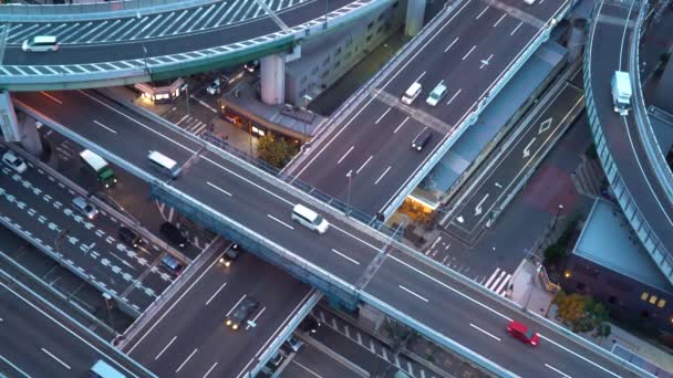 Grande cruzamento de rodovias em Osaka no crepúsculo — Vídeo de Stock