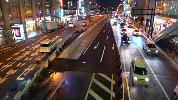 Forgalom áthalad egy forgalmas útkereszteződés Osaka — Stock videók